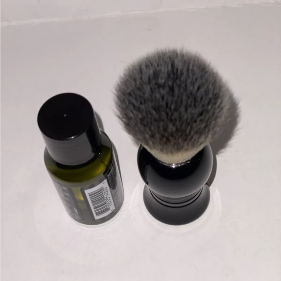 The Art of Shaving Travel Size Pre-Shave Oil Unscented 1 oz & Brush - Picture 3 of 5